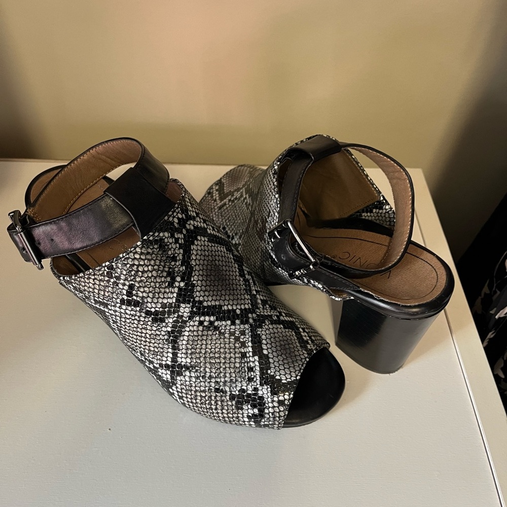 Size 7 Vionic Ankle Strap peep toe sandal